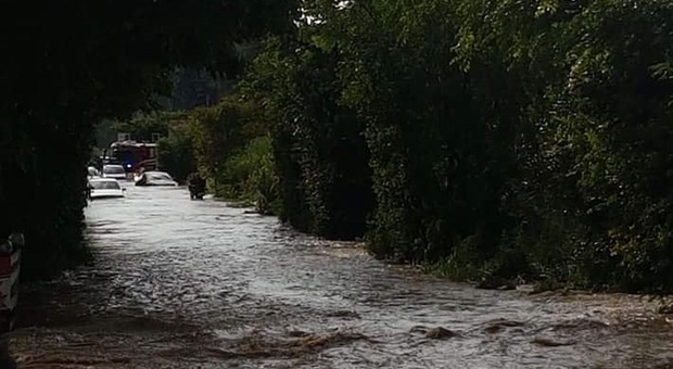 Roma, bomba d'acqua a Guidonia: auto intrappolate nel nubifragio