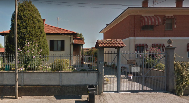 Donna di 64 anni uccisa a coltellate in casa. I carabinieri fermano il figlio: «So perché siete qua»