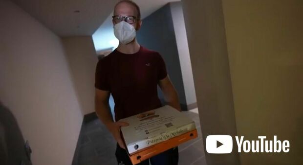 Da Napoli a Milano per consegnare due pizze: il video è virale