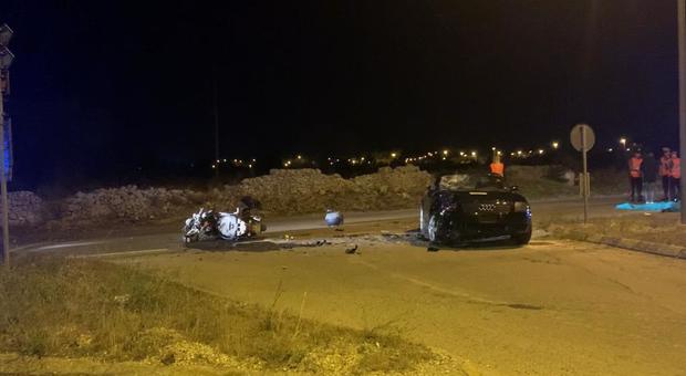Ancora sangue sulle strade: scontro tra auto e scooter, muore un uomo