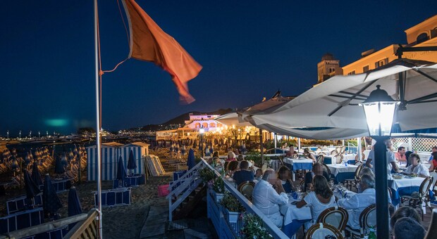Ferragosto, a Ischia tornano le feste in alberghi e ville private e sulle spiagge vietati i falò