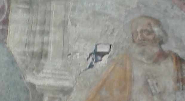 Danneggiato da un trapano un affresco del '500 nella basilica di San Giovanni Maggiore
