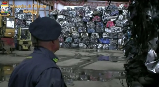 Il capannone è una discarica abusiva sequestrate 4mila tonnellate di rifiuti