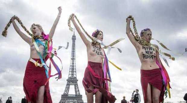 Le Femen a Parigi (Foto Epa)
