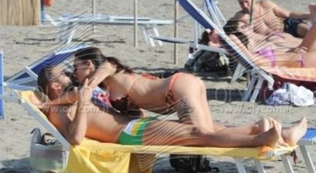 Manuela Torres, effusioni sulla spiaggia con il pancione