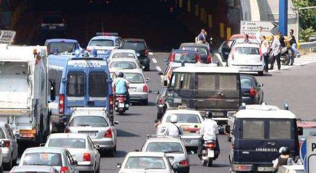 Auto si ribalta sulla tangenziale di Napoli, traffico in tilt