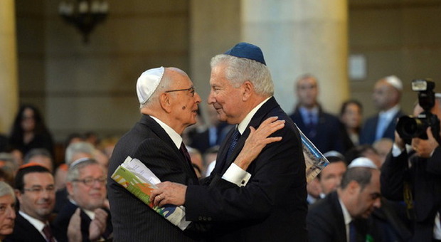 Shoah Roma, Napolitano in Sinagoga: «Subito legge sul negazionismo» Il Papa: «Vigilare su antisemitismo»
