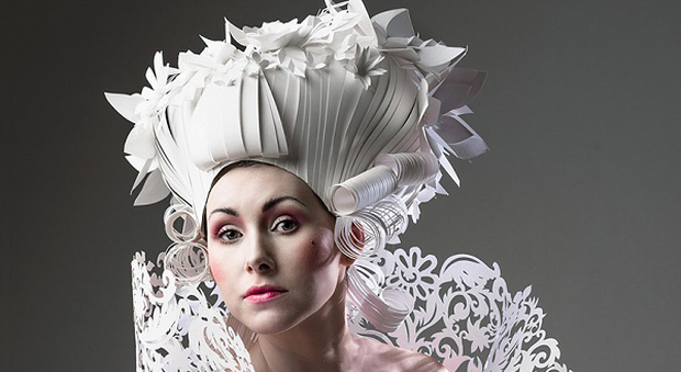 Asya Kozina, la parrucca è una scultura di carta