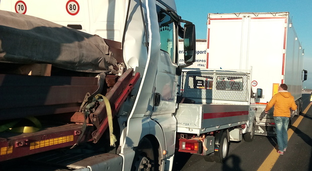 Tamponamento tra mezzi pesanti in A4: uscita obbligata per camion e Tir