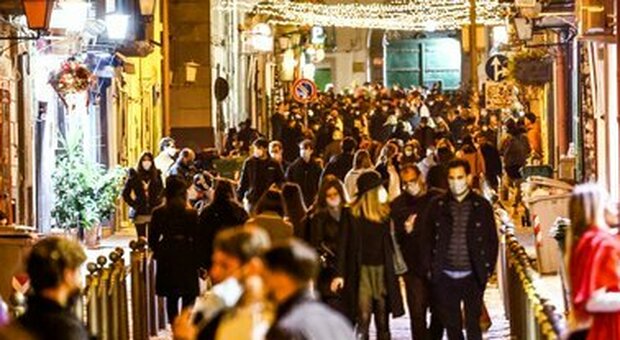 Movida da incubo a Napoli: pochi controlli nel caos dei baretti