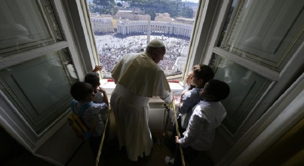 Papa Francesco con alcuni bambini durante l'Angelus