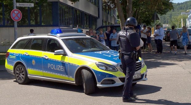 Germania, entra armato in una scuola: è caccia all'uomo