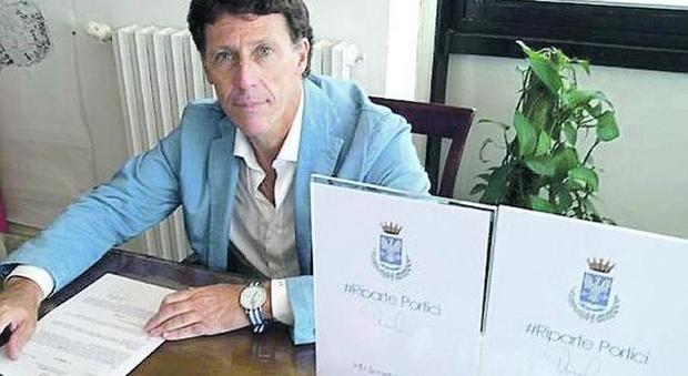 Portici, il sindaco Cuomo «firma» orologi per finanziare nuove borse di studio