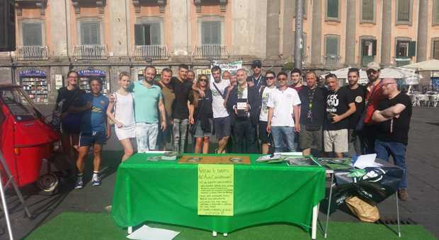 «Cannabis light legale», a Napoli il senatore grillino al fianco dei ribelli