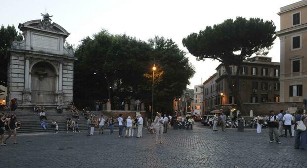 Roma, rissa tra gruppi di ragazzini in pieno giorno a Trastevere. «Si lanciavano sampietrini»