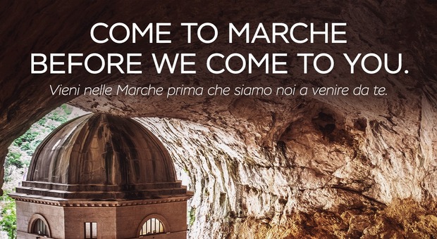 Taffo rivisita Open to Meraviglia con Come to Marche before we come to you sul Tempio di Valadier