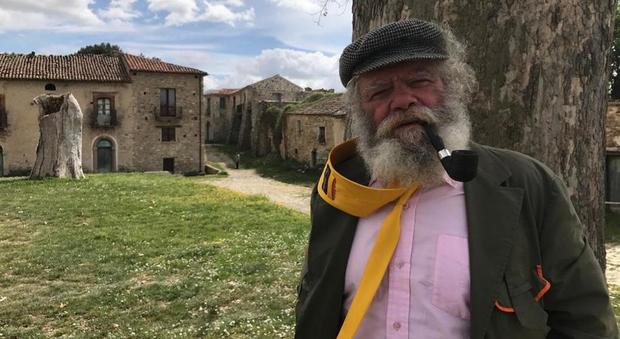 Giuseppe, unico abitante del borgo fantasma: "Non vado via, da solo tengo in vita il paese"