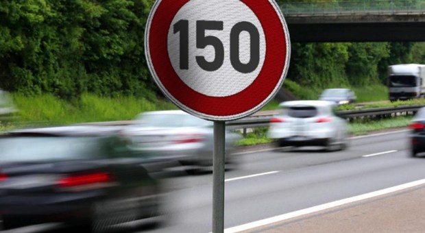 Nuovo Codice della strada: in auto a 150 kmh, ma senza fumo. Telefonino, ipotesi ritiro patente