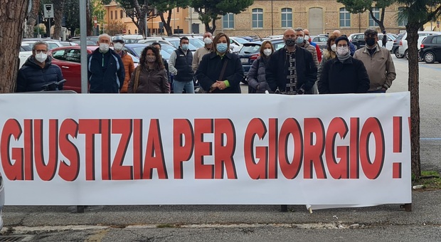 Lo striscione esposto davanti al tribunale da familiari, amici e colleghi di Giorgio Scrofani