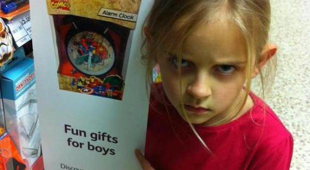 «I supereroi non sono solo per i maschi». Bimba di 7 anni costringe supermercato a rimuovere cartello sessista