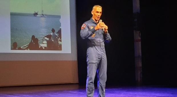 L'astronauta Villadei al teatro Sanzio di Urbino: «Nello spazio il futuro dell'economia, eccellenze nelle Marche»