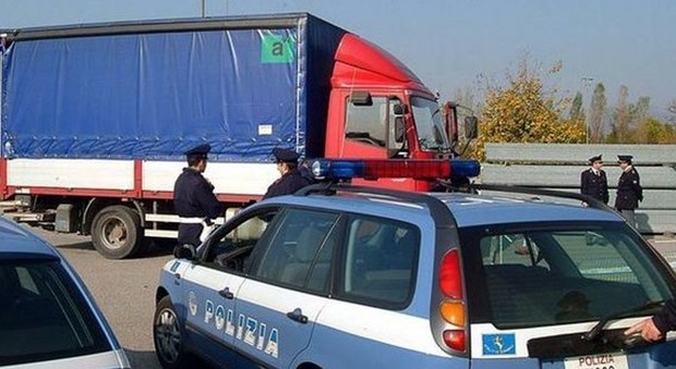 Scafati, iraniano si finge poliziotto e rapina un camionista in autostrada