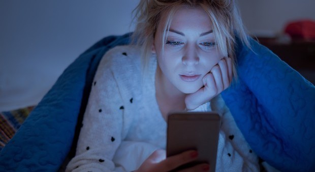 Il 20% delle donne perde ore di sonno per colpa dello smartphone