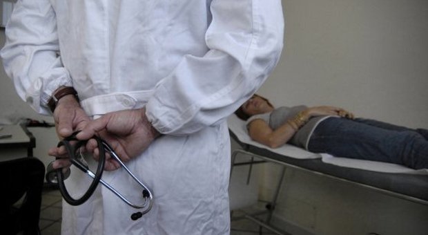 Roma, medico estetico molesta paziente durante la visita, chiesti 5 anni