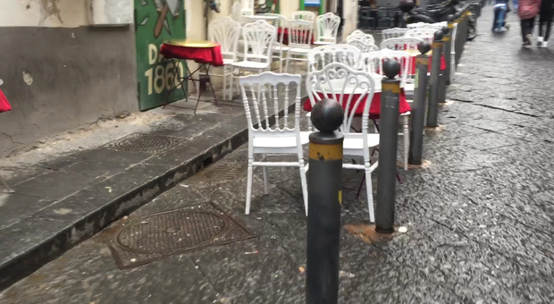 Movida a Napoli, non rispettato il Tar: tavolini dei baretti a Chiaia ovunque