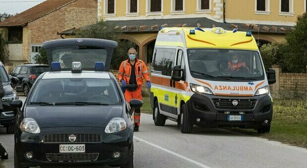 Uccide la moglie di 39 anni a martellate, poi si costituisce: arrestato dai carabinieri
