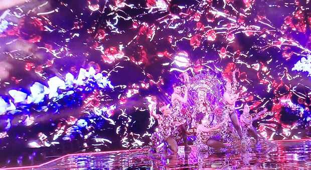 Angelina Mango infiamma l'Eurovision svedese tra rose, pizzo e ballerine: che spettacolo