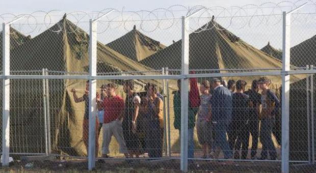 Campi profughi e filo spinato in Ungheria