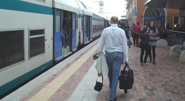 Treno travolge una persona a Campoleone: caos sulla linea, pendolari bloccati da ore