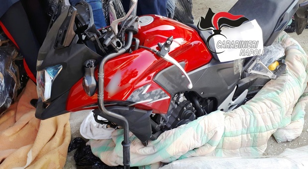 Decine di moto rubate nel Napoletano: erano pronte per il mercato estero, sequestro e un arresto