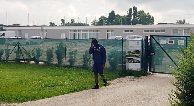 Mario Balotelli va ad allenarsi, ma il Brescia non lo fa entrare