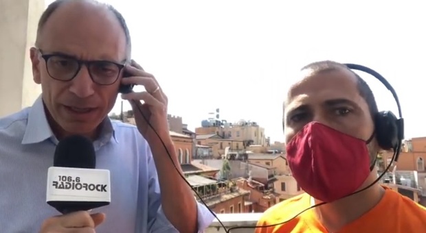 Enrico Letta canta La leva calcistica del ‘68 di De Gregori a Radio Rock. E sui vaccini: «Vaccinarsi è altruismo» VIDEO