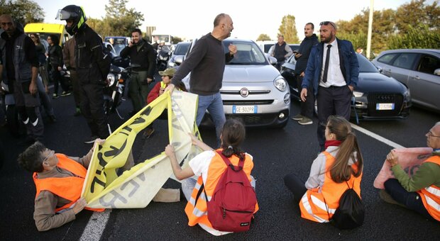 Roma, attivisti bloccano il Grande Raccordo Anulare: dove sono i disagi