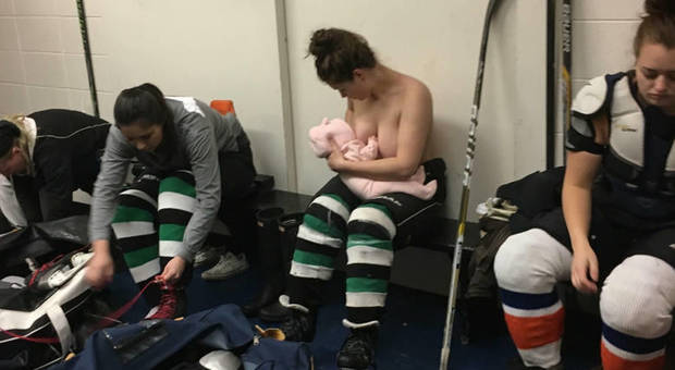 L'atleta allatta la figlia negli spogliatoi durante l'intervallo, la foto fa impazzire il web