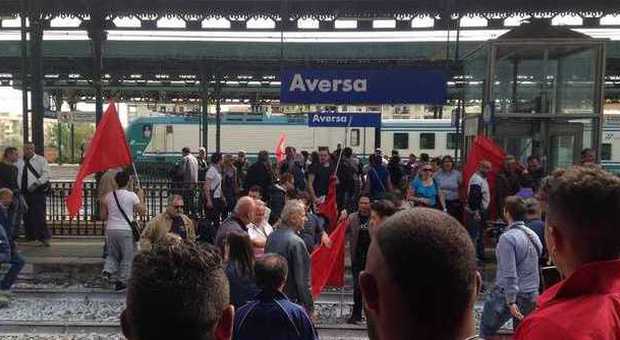 Operai Whirlpool bloccano la stazione di Aversa