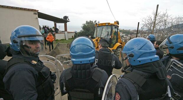 Pozzuoli, sit in di occupanti illegali delle case popolari sciolto dalla polizia