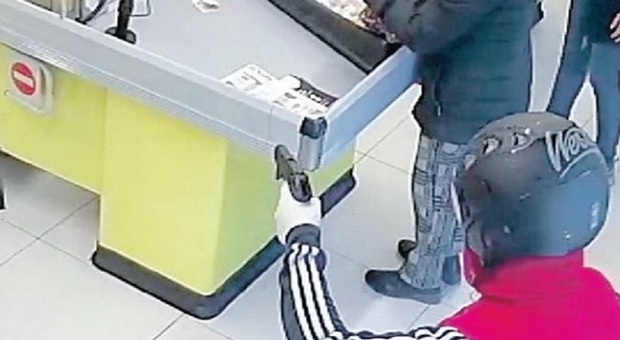 Roma, «dammi i soldi o sparo»: presi i due banditi incubo dei supermarket. Sette rapine in due mesi