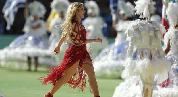 Shakira alla cerimonia di chiusura Musica e colori prima della finalissima