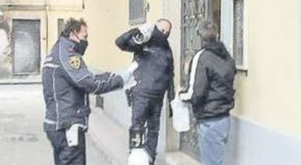Coronavirus a Napoli, il parcheggiatore abusivo è senza soldi: lo aiutano i vigili che lo multarono