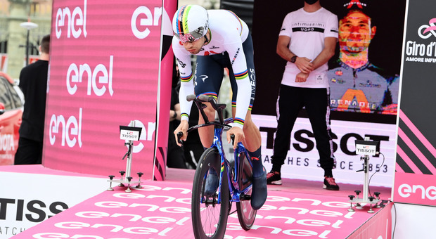 Giro 2021: Filippo Ganna domina la cronometro di Torino ed è la prima maglia rosa