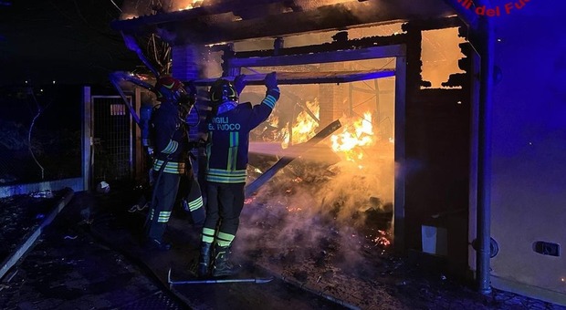 Campolongo Maggiore, incendio in un garage: interrotta la circolazione ferroviaria Venezia-Adria