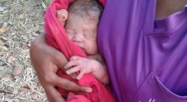 Thailandia, neonato accoltellato e sepolto vivo dalla madre: il piccolo urla e si salva