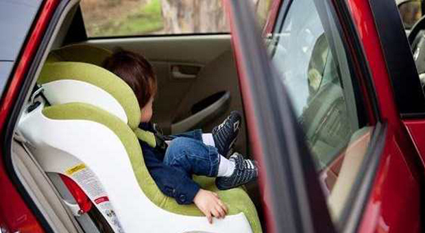 Sensori anti abbandono sui seggiolini auto dei bimbi, Toninelli: «Presto obbligatori»