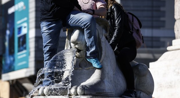 Roma, sfregio alla fontana dei Leoni di piazza del Popolo. «Basta vandali dei monumenti»