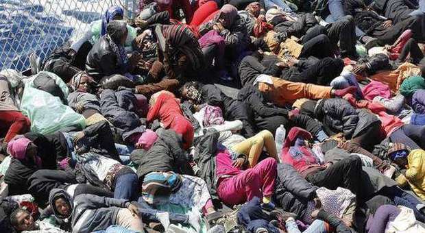 Migranti, 30 disperati morti asfissiati: in 600 ammassati in un barcone. Caso clinico sospetto a bordo