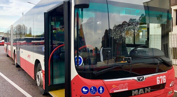 Trentenne si accampa di notte nel bus, scoperta dagli autisti inveisce e offende i carabinieri